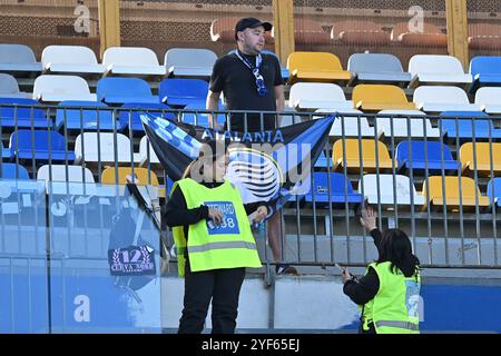 November 2024, Stadio Diego Armando Maradona, Neapel, Italien; Fußball der Serie A; Neapel gegen Atalanta; Atalanas Anhänger stehen allein auf der Tribüne Stockfoto