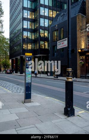Buckingham Gate London - Buckingham Gate ist eine Straße in Westminster London zwischen Victoria St und Buckingham Palace Rd Stockfoto