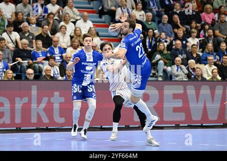 Kentin Mahe (VfL Gumersbach 22) gegen Leif Tissier (Handball Sportverein Hamburg 7) VfL Gummersbach vs. Handball Sportverein Handball, Daikin 1. Bundesliga, 9. Spieltag, Spielzeit 2024-2025, Schwalbe Arena Gummersbach, 03.11..2024 Foto: Eibner-Pressefoto/Jürgen Augst Stockfoto