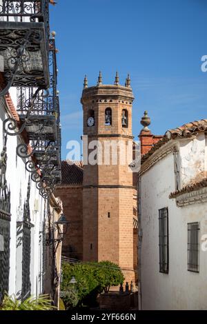 Senkrechter Blick auf den San Mateo Turm von einer Gasse in der Altstadt von Baños de la Encina, Jaen, Andalusien, Spanien Stockfoto