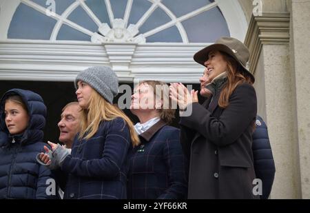 2024-11.2011 KOPENHAGEN DENMARKRoyal Dänische Familie Königin Mary und Tochter Prinzessin Josephine nehmen an Hubertus' Jagd in Dyrehaven nördlich von Kopenhagen Teil. Die Hubertus-Jagd ist eine Fortsetzung der alten Parforce-Jagd, für die Dyrehaven ursprünglich gebaut wurde. Die Jagd ist 11 Kilometer lang und hat 32 Hindernisse auf dem Weg und findet seit 1900 mit wenigen Ausnahmen jedes Jahr statt. Im Zusammenhang mit der Hubertus-Jagd wird die Königin Marias Ehrenpreis für den Sieger der Jagd vergeben. Das Bild zeigt: Königin Maria von Dänemark und Prinzessin Josephine. FOTO: STEFAN LINDBLOM/STELLAPICTURES COPYRIG Stockfoto