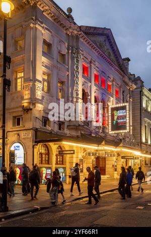 Das Noel Coward Theatre London. Das Noel Coward Theatre, das früher als Albery Theatre bekannt war, ist ein West End-Theater in St. Martin's Lane, das 1903 eröffnet wurde. Stockfoto