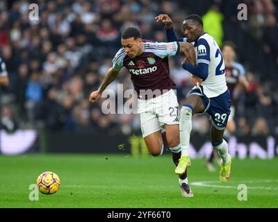 London, Großbritannien. November 2024. London, England - 3. November: Tottenham Hotspur's Pape Matar Sarr (rechts) kämpft am 3. November 2024 im Tottenham Hotspur Stadium in London gegen Morgan Rogers (links) im Premier League 2024/25 League Spiel zwischen Tottenham Hotspur FC und Aston Villa FC. (Foto: David Horton/SPP) (David Horton/SPP) Credit: SPP Sport Press Photo. /Alamy Live News Stockfoto