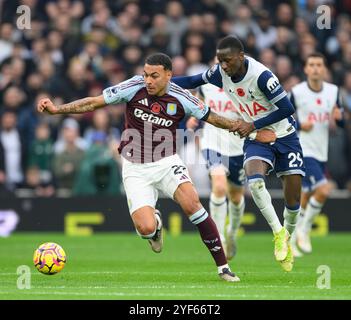 London, Großbritannien. November 2024. London, England - 3. November: Tottenham Hotspur's Pape Matar Sarr (rechts) kämpft am 3. November 2024 im Tottenham Hotspur Stadium in London gegen Morgan Rogers (links) im Premier League 2024/25 League Spiel zwischen Tottenham Hotspur FC und Aston Villa FC. (Foto: David Horton/SPP) (David Horton/SPP) Credit: SPP Sport Press Photo. /Alamy Live News Stockfoto