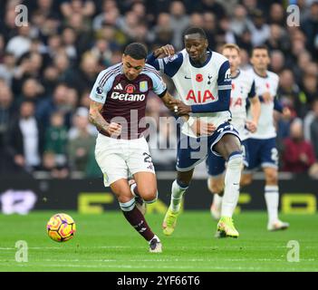 London, Großbritannien. November 2024. London, England - 3. November: Tottenham Hotspur's Pape Matar Sarr (rechts) kämpft am 3. November 2024 im Tottenham Hotspur Stadium in London gegen Morgan Rogers (links) im Premier League 2024/25 League Spiel zwischen Tottenham Hotspur FC und Aston Villa FC. (Foto: David Horton/SPP) (David Horton/SPP) Credit: SPP Sport Press Photo. /Alamy Live News Stockfoto