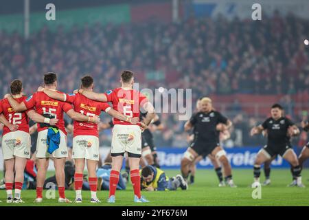 November 2024, Thomond Park, Limerick, Irland - Action von Munster Rugby vs All Blacks XV; Munster Rugby Spieler beobachten die All Blacks Stockfoto