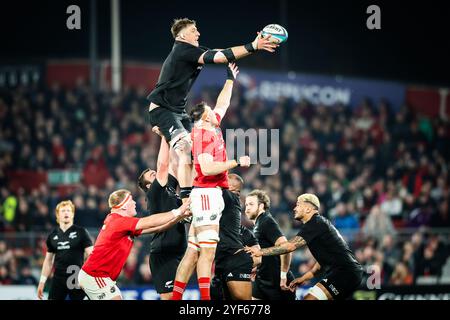 November 2024, Thomond Park, Limerick, Irland - Action von Munster Rugby vs All Blacks XV Stockfoto