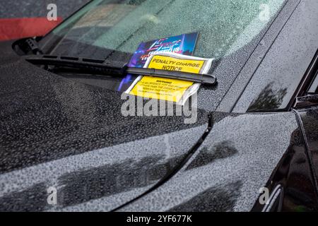 Parkschein London – Parken mit Strafgebühr auf der Windschutzscheibe des Autos. London Bußgeldbescheid für ein Auto im Zentrum von London Stockfoto