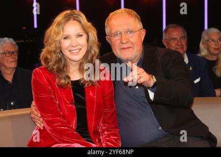 Ann-Kathrin Kramer und Harald Krassnitzer bei der NDR Talkshow am 1.11.2024 in Hamburg Stockfoto