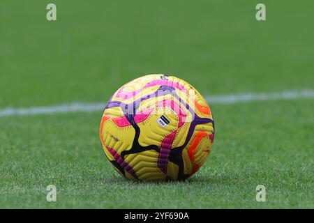 Eine allgemeine Ansicht eines Hi-Vis Winter Premier League Flight Nike Football während des Premier League Spiels zwischen Newcastle United und Arsenal im St. James's Park, Newcastle am Samstag, den 2. November 2024. (Foto: Mark Fletcher | MI News) Credit: MI News & Sport /Alamy Live News Stockfoto