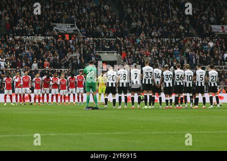 Spieler beider Seiten halten eine Schweigeminute in Erinnerung während des Premier League-Spiels zwischen Newcastle United und Arsenal im St. James's Park, Newcastle, am Samstag, den 2. November 2024. (Foto: Mark Fletcher | MI News) Credit: MI News & Sport /Alamy Live News Stockfoto