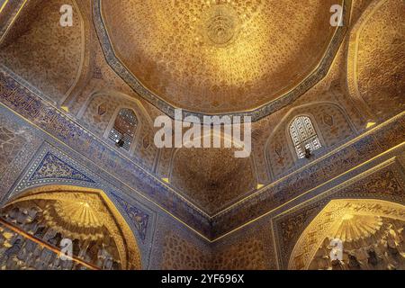 Goldenes Inneres des Grabes des Mausoleums von Gur Emir Amir Temur in Samarkand, Usbekistan. Stockfoto