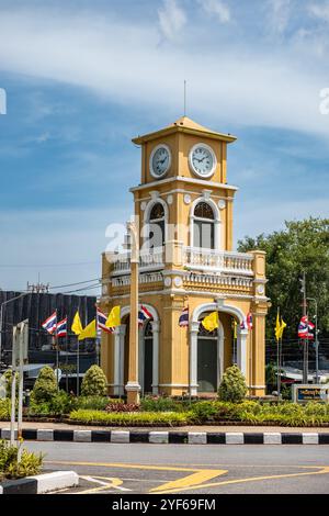 Surin Circle Clock Tower. Uhrenturm an einem Kreisverkehr in der Altstadt von Phuket Thailand während des Sommertages. Chinesisch-Portugiesische Architektur. Oberer Hub d Stockfoto