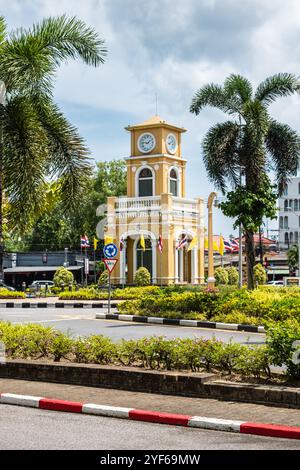 Surin Circle Clock Tower. Uhrenturm an einem Kreisverkehr in der Altstadt von Phuket Thailand während des Sommertages. Chinesisch-Portugiesische Architektur. Oberer Hub d Stockfoto