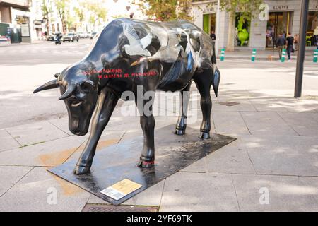 Madrid, Spanien. Januar 2022. Eine kuhförmige Skulptur, gemalt in der Madrider Kuhgalerie am 3. Noviembre, 2024 in Madrid, Spanien. Die Madrid Cow Gallery ist eine städtische Ausstellung mit Galeria Jorge Alcolea und dem Rathaus von Madrid. Quelle: SIPA USA/Alamy Live News Stockfoto