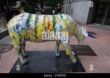 Madrid, Spanien. Januar 2022. Eine kuhförmige Skulptur, gemalt in der Madrider Kuhgalerie am 3. Noviembre, 2024 in Madrid, Spanien. Die Madrid Cow Gallery ist eine städtische Ausstellung mit Galeria Jorge Alcolea und dem Rathaus von Madrid. Quelle: SIPA USA/Alamy Live News Stockfoto