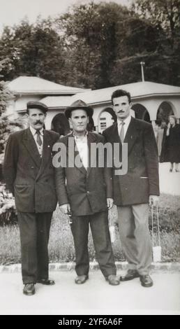 Vrnjacka Banja, Jugoslawien - 27. september 1959: Drei Männer in einem Kurort Stockfoto