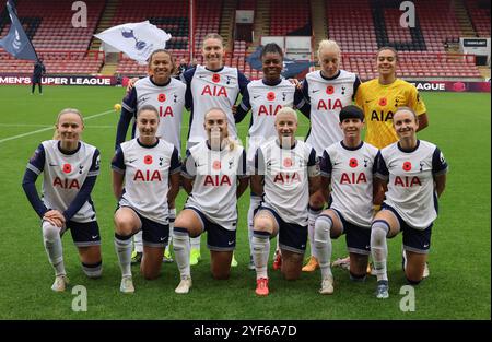 London, Großbritannien. November 2024. LONDON, ENGLAND - das Tottenham Hotspur Women Team schießt vor dem Start beim Barclays FA Women's Super League Fußball Spiel zwischen Tottenham Hotspur Women und West Ham United Women im Gaughan Group Stadium, Brisbane Road, Leyton am 3. November 2024 in London, England. Quelle: Action Foto Sport/Alamy Live News Stockfoto