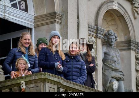 2024-11.2011 KOPENHAGEN DENMARKRoyal Dänische Familie Königin Mary und Tochter Prinzessin Josephine nehmen an Hubertus' Jagd in Dyrehaven nördlich von Kopenhagen Teil. Die Hubertus-Jagd ist eine Fortsetzung der alten Parforce-Jagd, für die Dyrehaven ursprünglich gebaut wurde. Die Jagd ist 11 Kilometer lang und hat 32 Hindernisse auf dem Weg und findet seit 1900 mit wenigen Ausnahmen jedes Jahr statt. Im Zusammenhang mit der Hubertus-Jagd wird die Königin Marias Ehrenpreis für den Sieger der Jagd vergeben. Das Bild zeigt: Prinzessin Josephine von Dänemark. FOTO: STEFAN LINDBLOM/STELLAPICTURES COPYRIGHT: STELLA PIC Stockfoto