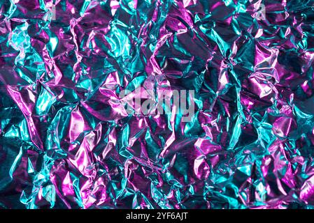 Zerknitterter, irisierender Hintergrund mit metallischer Textur Stockfoto