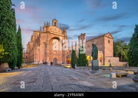 Salamanca, Spanien. Blick auf das Kloster San Esteban - historisches Dominikanerkloster mit malerischen Kreuzgängen und dramatischer Fassade Stockfoto