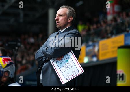 Max Kaltenhauser (Chef-Trainer / Interims-Trainer, EHC Red Bull München) GER, Loewen Frankfurt vs. EHC Red Bull München, Eishockey, Penny-DEL, 15. Spieltag, Spielzeit 2024/2025, 03.11.2024. Foto: Eibner-Pressefoto/Florian Wiegand Stockfoto