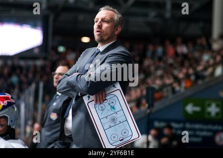 Max Kaltenhauser (Chef-Trainer / Interims-Trainer, EHC Red Bull München), GER, Loewen Frankfurt vs. EHC Red Bull München, Eishockey, Penny-DEL, 15. Spieltag, Spielzeit 2024/2025, 03.11.2024. Foto: Eibner-Pressefoto/Florian Wiegand Stockfoto