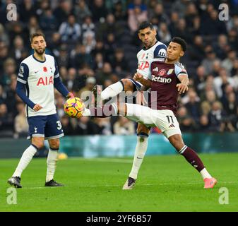 London, Großbritannien. November 2024. London, England - 3. November: Tottenham Hotspur's Cristian Romero (links) kämpft am 3. November 2024 im Tottenham Hotspur Stadium in London gegen Ollie Watkins (rechts) im Premier League 2024/25 League Spiel zwischen Tottenham Hotspur FC und Aston Villa FC. (Foto: David Horton/SPP) (David Horton/SPP) Credit: SPP Sport Press Photo. /Alamy Live News Stockfoto