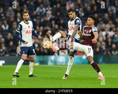 London, Großbritannien. November 2024. London, England - 3. November: Tottenham Hotspur's Cristian Romero (links) kämpft am 3. November 2024 im Tottenham Hotspur Stadium in London gegen Ollie Watkins (rechts) im Premier League 2024/25 League Spiel zwischen Tottenham Hotspur FC und Aston Villa FC. (Foto: David Horton/SPP) (David Horton/SPP) Credit: SPP Sport Press Photo. /Alamy Live News Stockfoto