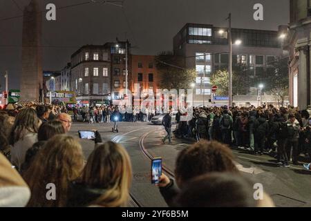 Dublin, Irland - 31. Oktober 2024: Eine große Menschenmenge versammelte sich und wartete auf eine gefälschte Halloween-Parade, die sie nicht in der Parnell Street gab Stockfoto