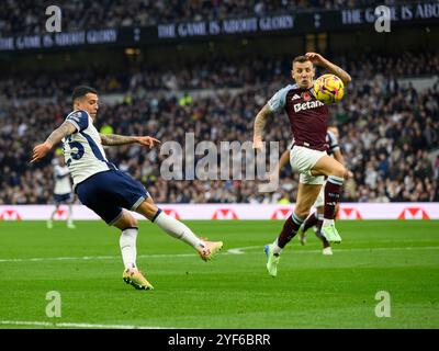 London, Großbritannien. November 2024. London, England - 3. November: Tottenham Hotspur's Pedro Porro (links) trifft beim Spiel der Premier League 2024/25 League zwischen Tottenham Hotspur FC und Aston Villa FC am 3. November 2024 im Tottenham Hotspur Stadium in London, England. (Foto: David Horton/SPP) (David Horton/SPP) Credit: SPP Sport Press Photo. /Alamy Live News Stockfoto