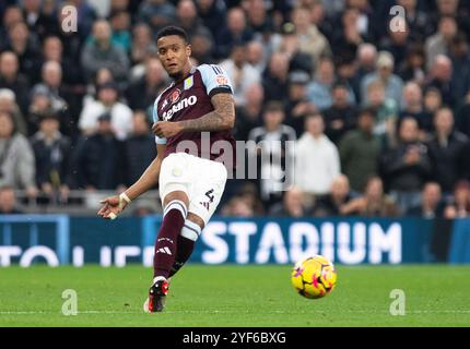 London, Großbritannien. November 2024. Ezri Konsa von Aston Villa in Aktion. Premier League-Spiel, Tottenham Hotspur gegen Aston Villa im Tottenham Hotspur Stadium in London am Sonntag, den 3. November 2024. Dieses Bild darf nur für redaktionelle Zwecke verwendet werden. Foto nur für redaktionelle Verwendung von Sandra Mailer/Andrew Orchard Sportfotografie/Alamy Live News Credit: Andrew Orchard Sportfotografie/Alamy Live News Stockfoto