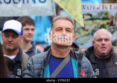 London, UK, 3. November 2024. Der Fernsehmoderator und Naturforscher Chris Packham, der Koch Hugh Fearnley-Whittingstall und die Wombles führten die 1000er auf einen massiven marsch für sauberes Wasser und ein Ende der Abwässer in unseren Flüssen, vorbei an der Downing Street und schließlich mit Reden von Westminster mit einem Aufruf an Premierminister Keir Starmer zur Aktion. Kredit : Monica Wells/Alamy Live News Stockfoto