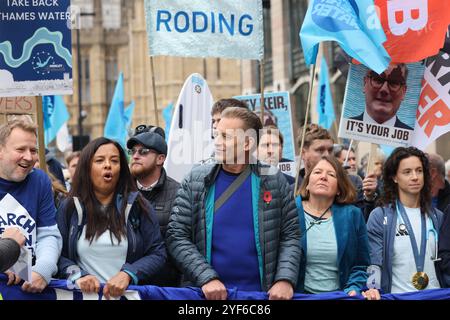 London, UK, 3. November 2024. Der Fernsehmoderator und Naturforscher Chris Packham, der Koch Hugh Fearnley-Whittingstall und die Wombles führten die 1000er auf einen massiven marsch für sauberes Wasser und ein Ende der Abwässer in unseren Flüssen, vorbei an der Downing Street und schließlich mit Reden von Westminster mit einem Aufruf an Premierminister Keir Starmer zur Aktion. Kredit : Monica Wells/Alamy Live News Stockfoto