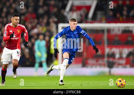 Manchester, Großbritannien. November 2024. Old Trafford MANCHESTER, ENGLAND – 3. NOVEMBER: Cole Palmer aus Chelsea spielt mit dem Ball während des 10. Matchweek-10-Spiels der Premier League 2024/25 zwischen Manchester United und Chelsea FC in Old Trafford am 3. November 2024 in Manchester. (Richard Callis/SPP) Credit: SPP Sport Press Photo. /Alamy Live News Stockfoto