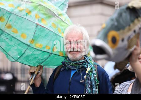 London, UK, 3. November 2024. Der Fernsehmoderator und Naturforscher Chris Packham, der Koch Hugh Fearnley-Whittingstall und die Wombles führten die 1000er auf einen massiven marsch für sauberes Wasser und ein Ende der Abwässer in unseren Flüssen, vorbei an der Downing Street und schließlich mit Reden von Westminster mit einem Aufruf an Premierminister Keir Starmer zur Aktion. Kredit : Monica Wells/Alamy Live News Stockfoto