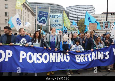 London, UK, 3. November 2024. Der Fernsehmoderator und Naturforscher Chris Packham, der Koch Hugh Fearnley-Whittingstall und die Wombles führten die 1000er auf einen massiven marsch für sauberes Wasser und ein Ende der Abwässer in unseren Flüssen, vorbei an der Downing Street und schließlich mit Reden von Westminster mit einem Aufruf an Premierminister Keir Starmer zur Aktion. Kredit : Monica Wells/Alamy Live News Stockfoto