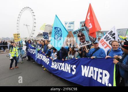 London, UK, 3. November 2024. Der Fernsehmoderator und Naturforscher Chris Packham, der Koch Hugh Fearnley-Whittingstall und die Wombles führten die 1000er auf einen massiven marsch für sauberes Wasser und ein Ende der Abwässer in unseren Flüssen, vorbei an der Downing Street und schließlich mit Reden von Westminster mit einem Aufruf an Premierminister Keir Starmer zur Aktion. Kredit : Monica Wells/Alamy Live News Stockfoto