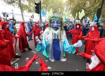 London, UK, 3. November 2024. Der Fernsehmoderator und Naturforscher Chris Packham, der Koch Hugh Fearnley-Whittingstall und die Wombles führten die 1000er auf einen massiven marsch für sauberes Wasser und ein Ende der Abwässer in unseren Flüssen, vorbei an der Downing Street und schließlich mit Reden von Westminster mit einem Aufruf an Premierminister Keir Starmer zur Aktion. Kredit : Monica Wells/Alamy Live News Stockfoto