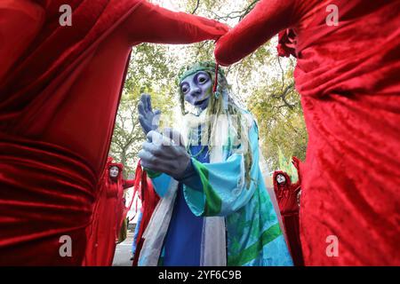 London, UK, 3. November 2024. Der Fernsehmoderator und Naturforscher Chris Packham, der Koch Hugh Fearnley-Whittingstall und die Wombles führten die 1000er auf einen massiven marsch für sauberes Wasser und ein Ende der Abwässer in unseren Flüssen, vorbei an der Downing Street und schließlich mit Reden von Westminster mit einem Aufruf an Premierminister Keir Starmer zur Aktion. Kredit : Monica Wells/Alamy Live News Stockfoto