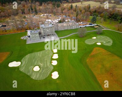 Kenmore, Schottland, Großbritannien. November 2024. Blick aus der Vogelperspektive auf Taymouth Castle und den Golfplatz in Kenmore, da es gerade renoviert und umgebaut wird. Das umstrittene Projekt wird vom Milliardär Mike Meldman finanziert, der die Discovery Land Company leitet. Er baut bis zu 145 Luxushäuser, ein Clubhaus und ein Spa auf dem Grundstück. Iain Masterton/Alamy Live News Stockfoto