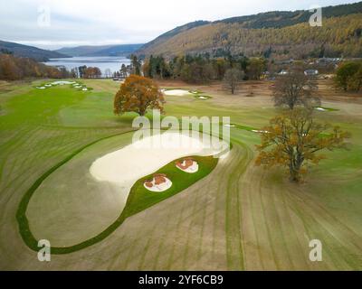 Kenmore, Schottland, Großbritannien. November 2024. Blick aus der Vogelperspektive auf Taymouth Castle und den Golfplatz in Kenmore, da es gerade renoviert und umgebaut wird. Das umstrittene Projekt wird vom Milliardär Mike Meldman finanziert, der die Discovery Land Company leitet. Er baut bis zu 145 Luxushäuser, ein Clubhaus und ein Spa auf dem Grundstück. PIC; neue Greens und Fairways auf dem Golfplatz wurden kürzlich während der Bauarbeiten neu platziert. Iain Masterton/Alamy Live News Stockfoto