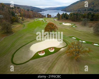 Kenmore, Schottland, Großbritannien. November 2024. Blick aus der Vogelperspektive auf Taymouth Castle und den Golfplatz in Kenmore, da es gerade renoviert und umgebaut wird. Das umstrittene Projekt wird vom Milliardär Mike Meldman finanziert, der die Discovery Land Company leitet. Er baut bis zu 145 Luxushäuser, ein Clubhaus und ein Spa auf dem Grundstück. PIC; neue Greens und Fairways auf dem Golfplatz wurden kürzlich während der Bauarbeiten neu platziert. Iain Masterton/Alamy Live News Stockfoto