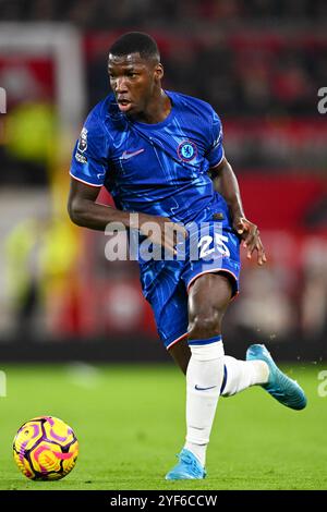 Manchester, Großbritannien. November 2024. Old Trafford MANCHESTER, ENGLAND – 3. NOVEMBER: Moisés Caicedo aus Chelsea spielt mit dem Ball während des Spiels der Premier League 2024/25 Matchweek 10 zwischen Manchester United und Chelsea FC in Old Trafford am 3. November 2024 in Manchester, England. (Richard Callis/SPP) Credit: SPP Sport Press Photo. /Alamy Live News Stockfoto