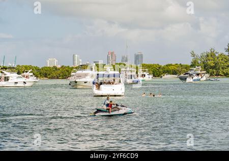 Key Biscayne ist eine Stadt in Florida auf einer Barriereinsel gegenüber dem Rickenbacker Causeway von Miami. Tolle Ausflugsziele für Bootstouren. Stockfoto