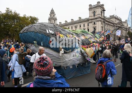 LONDON, GROSSBRITANNIEN. November 2024. Tausende Demonstranten marschieren für sauberes Wasser und sammeln sich in London, Großbritannien, um die Verschmutzung der Gewässer in Großbritannien am Albert Embankment zum Parliament Square in London, Großbritannien, zu stoppen. (Foto von 李世惠/siehe Li/Picture Capital) Credit: Siehe Li/Picture Capital/Alamy Live News Stockfoto