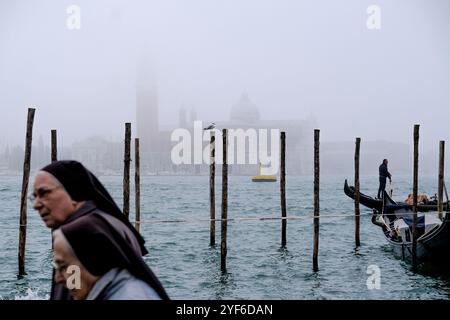 Blick auf das San Marco Becken während einer nebeligen Herbstzeit Stockfoto