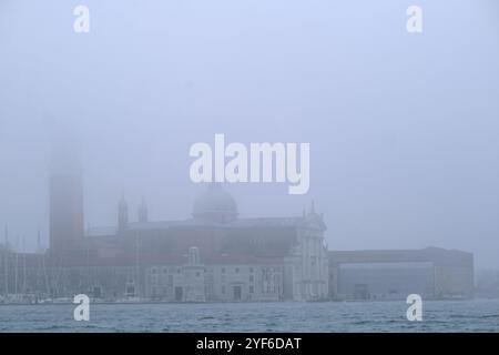 Blick auf das San Marco Becken während einer nebeligen Herbstzeit Stockfoto