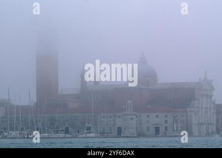 Blick auf das San Marco Becken während einer nebeligen Herbstzeit Stockfoto