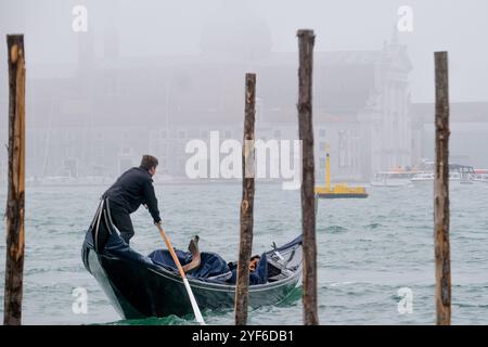 Blick auf das San Marco Becken während einer nebeligen Herbstzeit Stockfoto